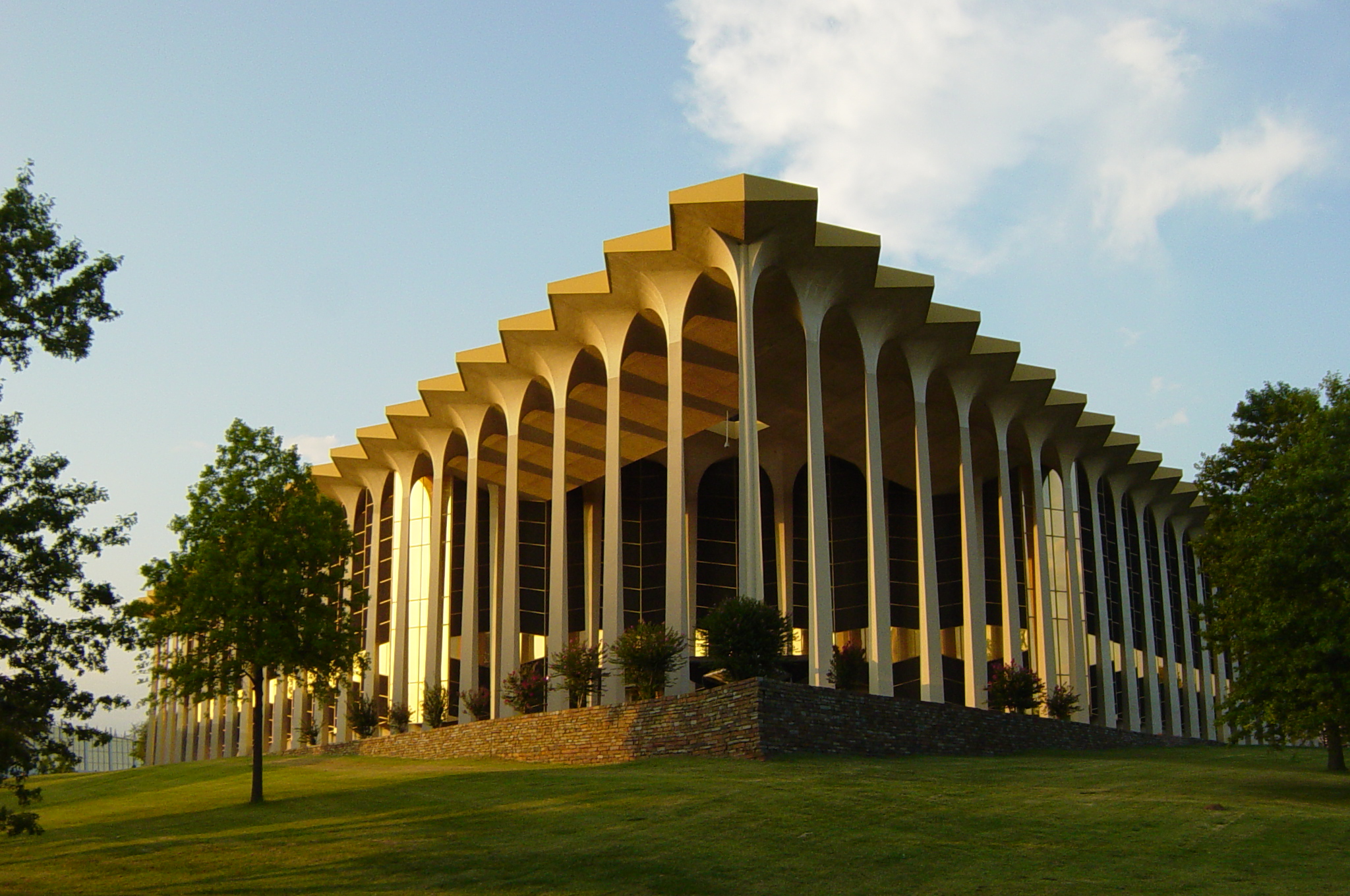Learning_Resource_Center_-_Graduate_Center_on_the_campus_of_Oral_Roberts_University.jpg