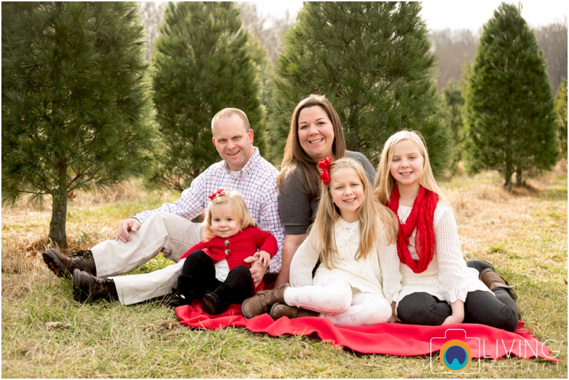 Higgins-Family-Tree-Farm-Family-Session-outdoor-living-radiant-photography_0005.jpg
