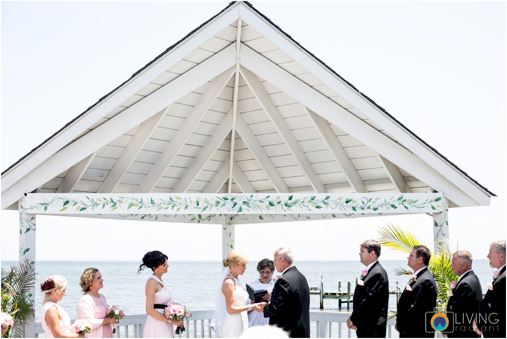 Kurtz's-Beach-Waterfront-Weddings-Outdoor-Living-Radiant-Photography-Maryland-Photos-Connie-Duane_0028.jpg